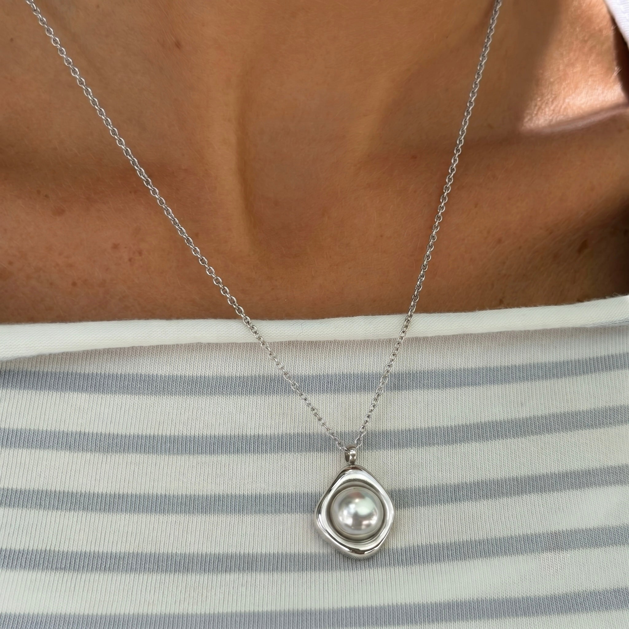 Pretty Pearl Aura Necklace